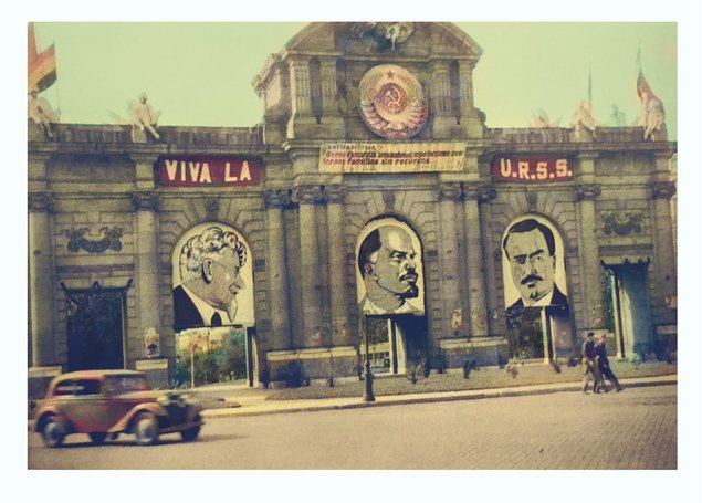 La madrileña Puerta del Sol, con símbolos de la dictadura soviética en los que se inspiraba la República española. 