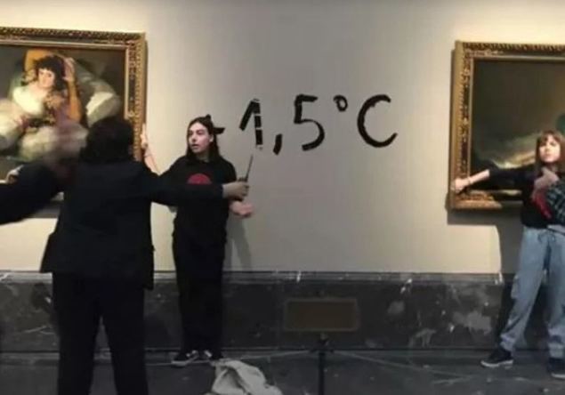 Dos ecofascistas se pegan a las Majas de Goya