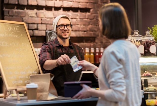 Más del 80% de los comercios en España defiende el pago en efectivo