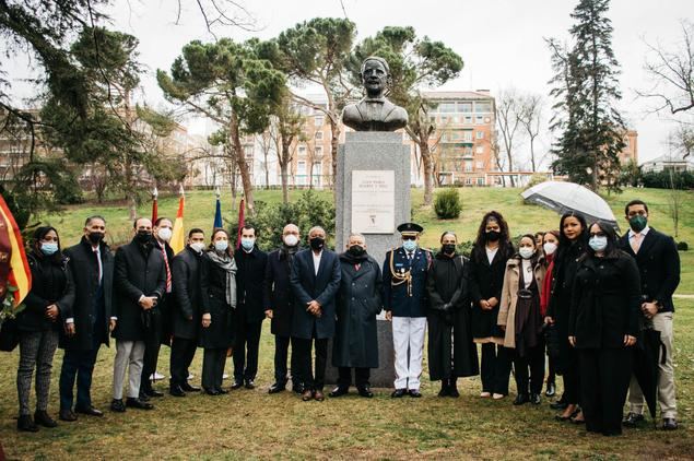 El embajador Juan Bolívar Díaz junto al equipo diplomático de la Embajada dominicana en España. 