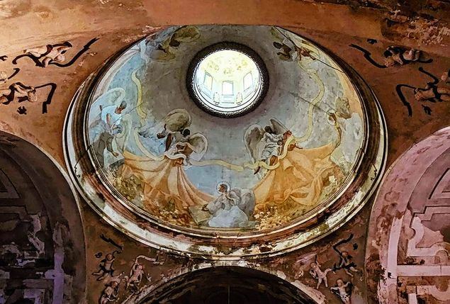 Frescos de grandes dimensiones de Alfredo Ramón de la cúpula del antiguo Orfanato del Pardo en la Quinta de Vista Alegre de Carabanchel. Fotografía de Linda Hament.