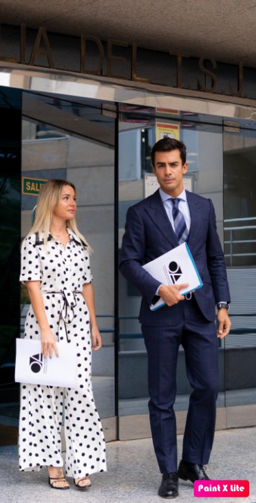 Juan Gonzalo Ospina, abogado penalista, acompañado por la letrada del Bufete Beatriz Uriarte, responsable del Área Penal.