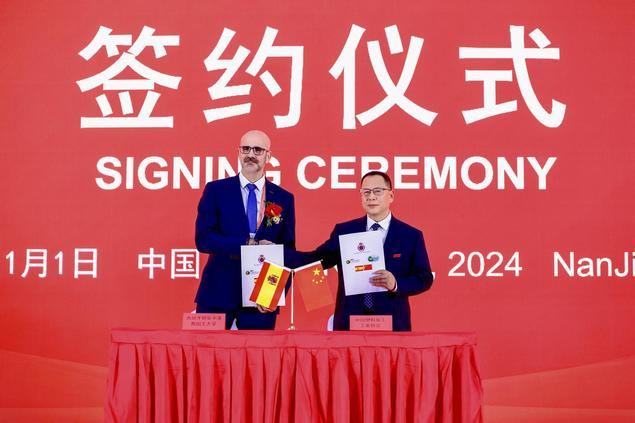 Carlos Domínguez y Mr. Wang Zhanjie