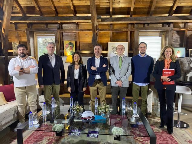 El precio de la gasolina, restricciones a la movilidad, transporte público y qué tipo de coche comprar, principales preocupaciones de los españoles en Internet