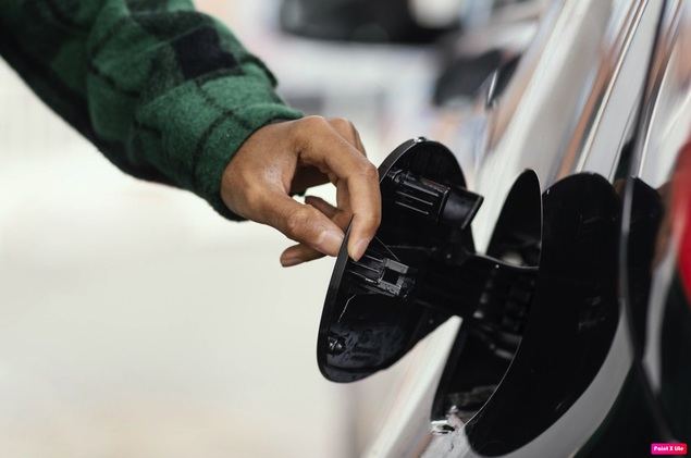 ¿Multas de hasta 100 euros por repostar sin asistencia?: así afecta la normativa a las estaciones de autoservicio