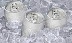 La demanda de máquinas de hacer hielo se duplica, ante la escasez de cubitos de hielo en España