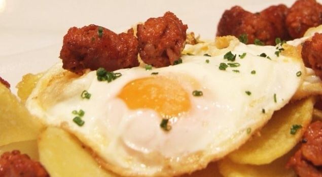 Huevos con chistorra