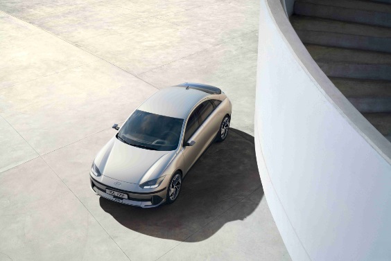 El streamliner electrificado Hyundai IONIQ 6 debuta con una amplia autonomía y un innovador espacio personal