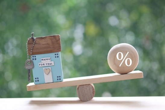 La subida de tipos trae menos operaciones de compraventa y más riesgo de entrar en recesión económica