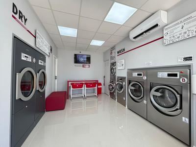 La subida de la luz y el gas en los hogares españoles multiplica el uso de las lavanderías autoservicio