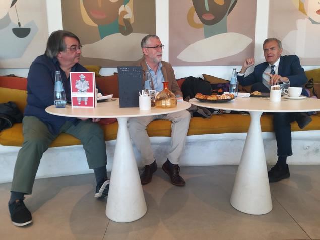 En la foto, Jesús Ruiz Mantilla (El País), Carmelo Encinas (20 Minutos) y Rafa Ruiz (El Asombrario) durante el desayuno de 'Cultura Commodore'.