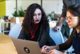 2023 registró la menor jornada del siglo, con media hora menos de trabajo semanal que 2022