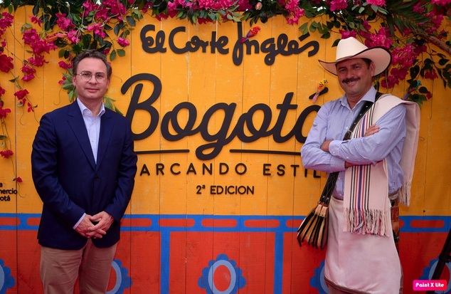 Nicolás Uribe, Presidente de la Cámara de Comercio de Colombia, junto a Juan Valdez. 
