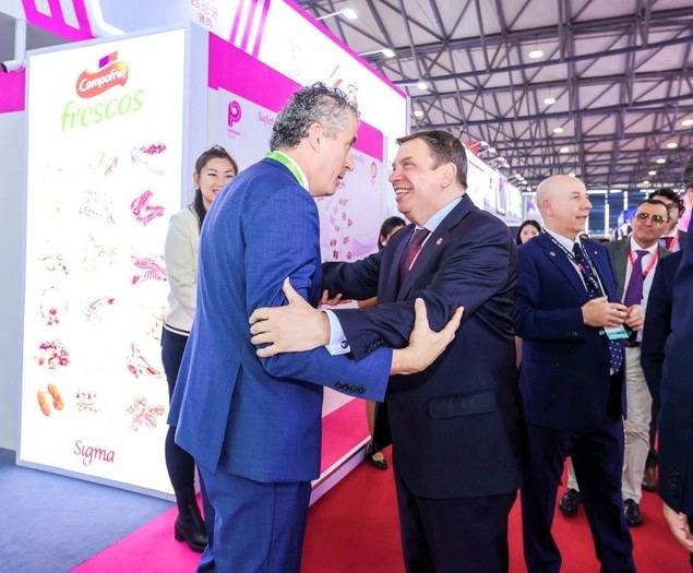 Luis Planas, Ministro de Agricultura, Pesca y Alimentación (derecha) saluda al director de Nuevos Negocios de Campofrío Frescos, Ricardo Estéfano