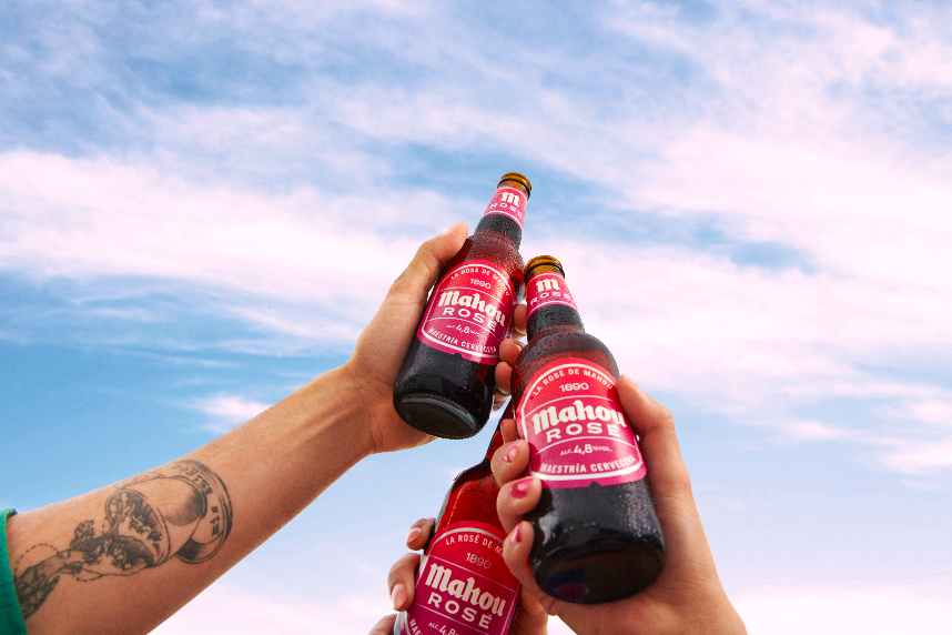 Mahou Rosé muestra la búsqueda de lo inesperado en su primera campaña