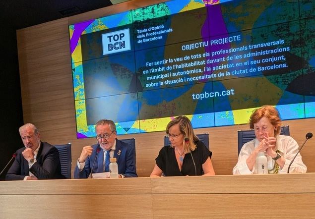 De izquierda a derecha: Vicenç Hernández Reche, presidente de la AIC; Gerard Duelo Ferrer, presidente del COAPI de Barcelona; Anna Puigdevall, directora general de la AIC; Carme Trilla, presidenta de la Fundación Hàbitat3; y Antonio Cañete, presidente de PIMEC.