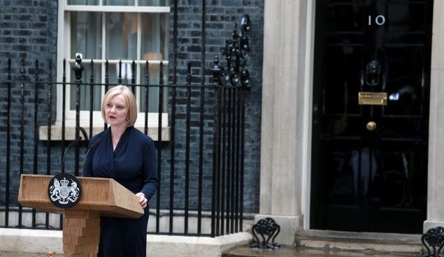 Liz Truss pierde ante una lechuga iceberg y comienza una nueva carrera por el liderazgo