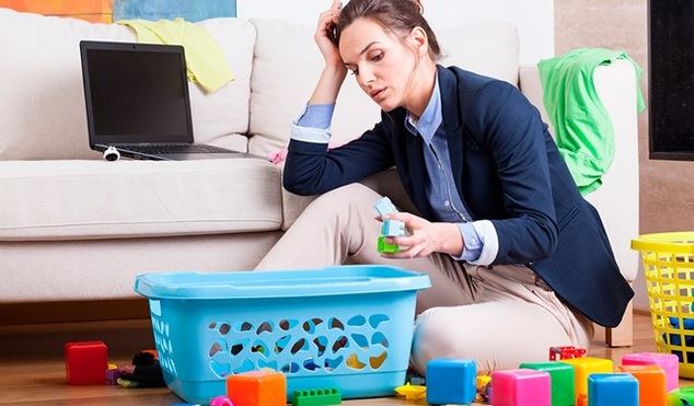 Las mujeres trabajan siete horas más a la semana que los hombres, pero seis horas remuneradas menos que ellos