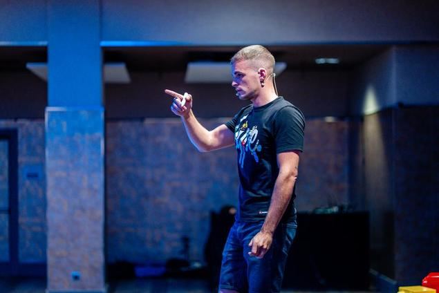 Empresario suizo enseña a ganar tranquilidad a final de mes a través de un negocio propio