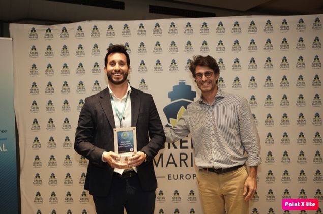 Alex Pastor, responsable de la Torre de Control de Flota de Baleària, recoge el certificado de Green Marine Europe.