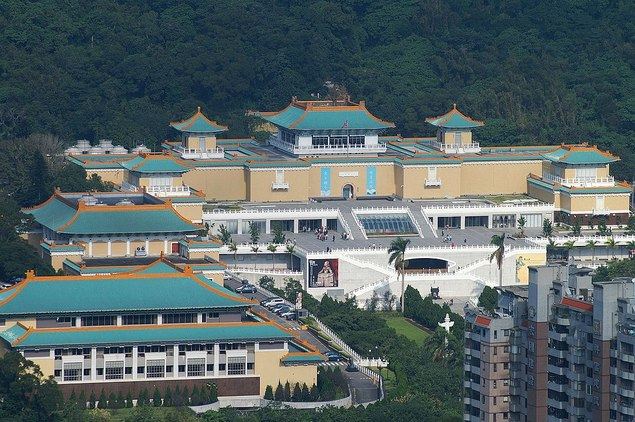 El Museo Nacional del Palacio (NPM, siglas en inglés) es un extraordinario complejo museístico que acoge un impresionante número de piezas artísticas de la historia de China, muchos de ellos tesoros procedentes del antiguo Palacio imperial chino de la Ciudad Prohibida. 