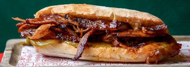 La Parrila de la Reina reinventa un bocadillo con historia: el bocadillo de panceta