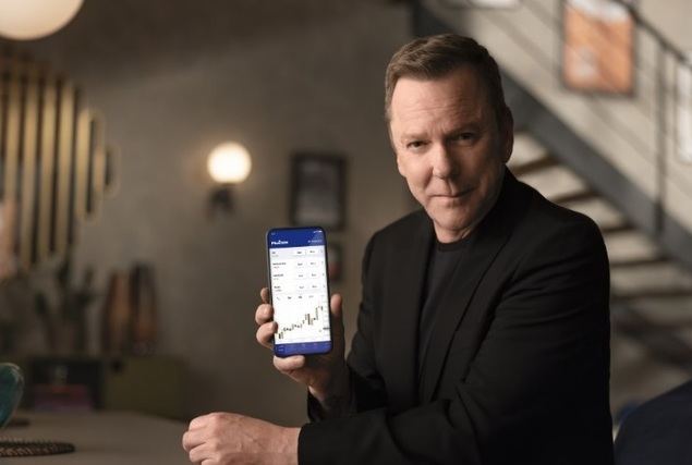 Kiefer Sutherland protagoniza la nueva campaña publicitaria internacional de Plus500