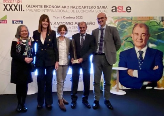 El presidente de CEPES, Juan Antonio Pedreño, recibe el premio 'Txemi Cantera', un emotivo reconocimiento a su trayectoria profesional