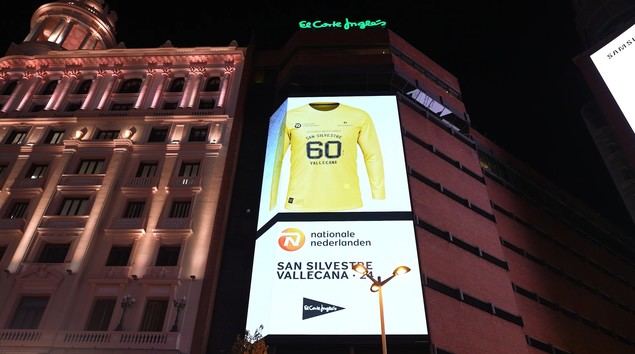 El Corte Inglés presenta en su pantalla de Callao la camiseta de “La Vallecana”, la mítica carrera popular