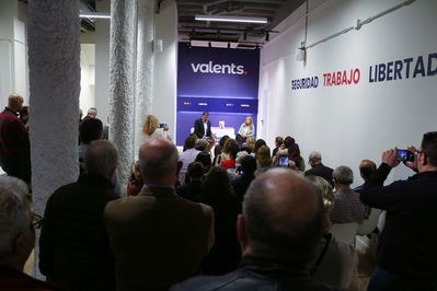 Eva Parera (Valents) presenta, junto a Joan López Alegre, su libro ‘Un viaje para valientes. Del nacionalismo al constitucionalismo’