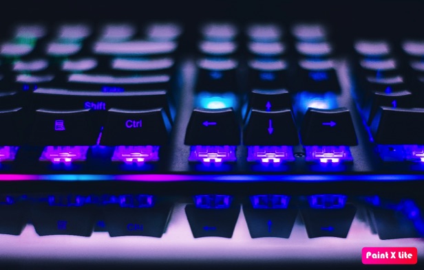 Fuente imagen: Foto De Primer Plano Del Teclado Para Juegos · Foto de stock gratuita (pexels.com)