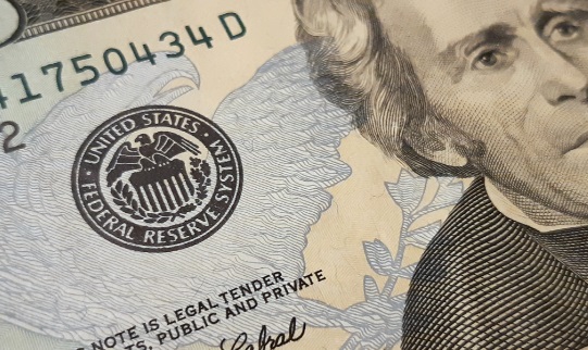 El dólar sube por las tensiones diplomáticas y la retórica dura de la Reserva Federal