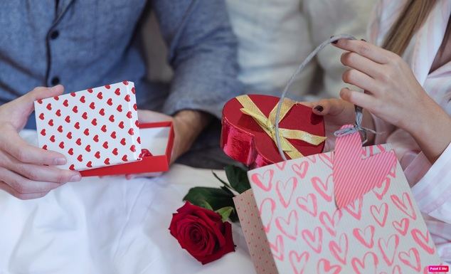 Los españoles, con pareja, gastarán una media de 105 euros en regalos en San Valentín