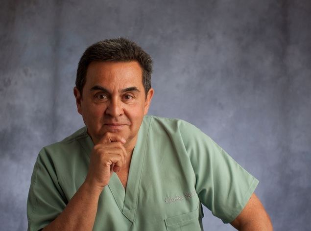 Dr. Gabriel Serrano, dermatólogo y fundador de los laboratorios