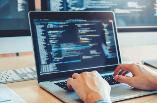 Gana desde 30.000 euros al año trabajando de programador: todo lo que necesitas saber