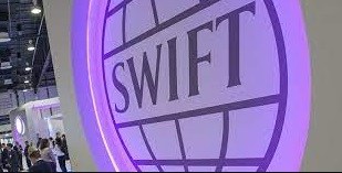 Occidente sanciona a bancos e industrias rusos, pero deja intacto el sistema SWIFT 