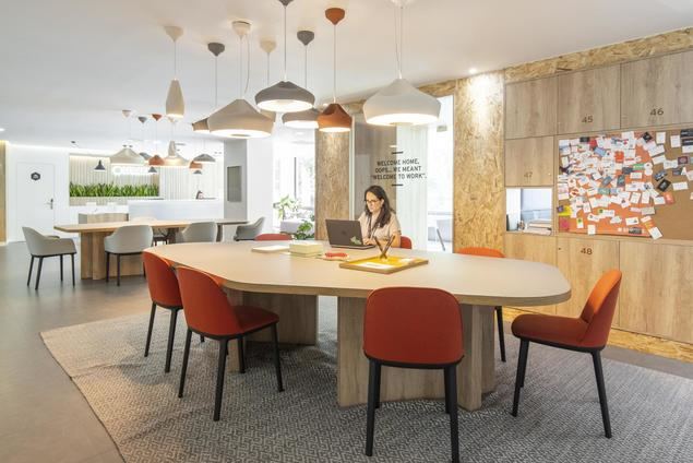 Más del 80 % de los directores financieros (CFO) esperan que el trabajo híbrido suponga un ahorro de costes