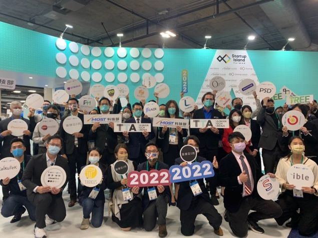Representantes de algunas de las empresas emergentes taiwanesas que participaron en la Taiwan Tech Arena promovida por el Ministerio de Ciencia y Tecnología en la CES 2022. (Foto cortesía del MOST)