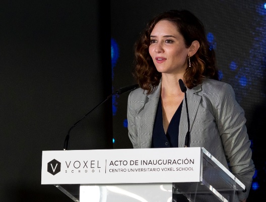 Isabel Díaz Ayuso en el nuevo campus del centro universitario de artes digitales Voxel School