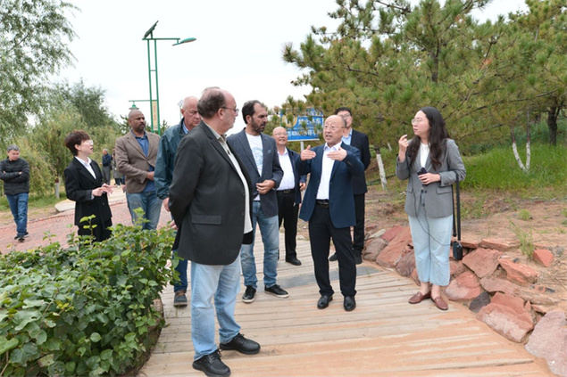 Nuestro Director, José Luis Barceló, atendiendo las explicaciones acerca de la restauración ambiental de una antigua mina de carbón en Shendong. 