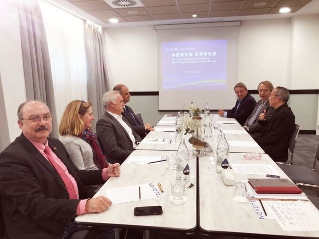 Los asistentes a la reunión informativa organizada en Madrid por la agencia de Noticias Xinhua. En primer plano, nuestro director José Luis Barceló.