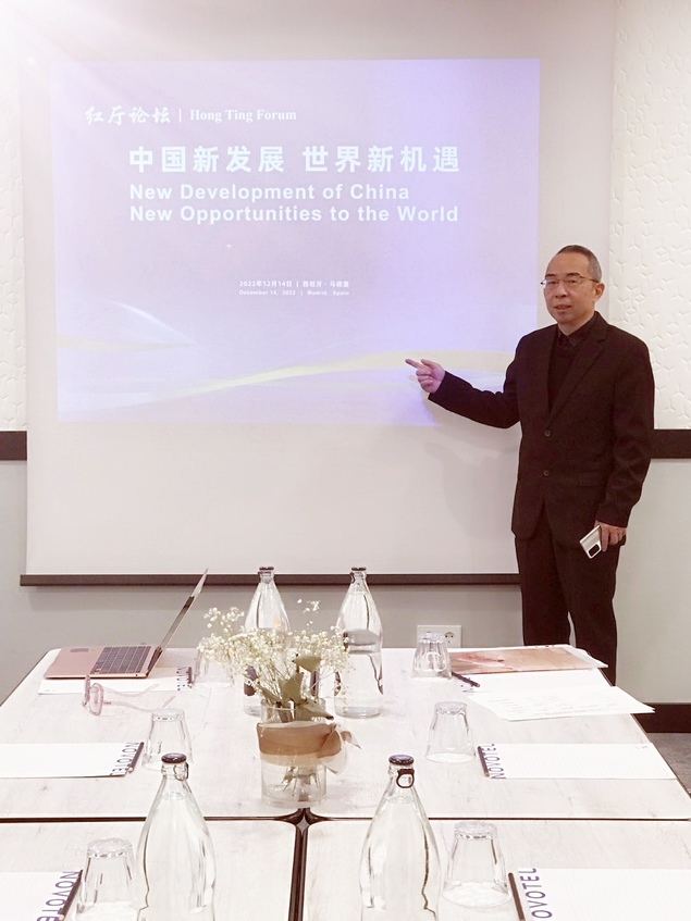 El Sr. Hu Jiaqi, Corresponsal Jefe de la Agencia de Noticias Xinhua durante la sesión.