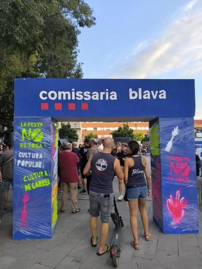 La “comisaría azul” de Granollers enseña “kale borroka” a los niños en una actividad de la Fiesta Mayor