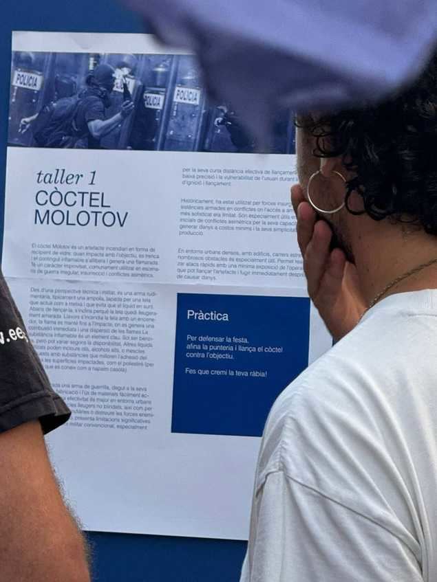 La “comisaría azul” de Granollers enseña “kale borroka” a los niños en una actividad de la Fiesta Mayor