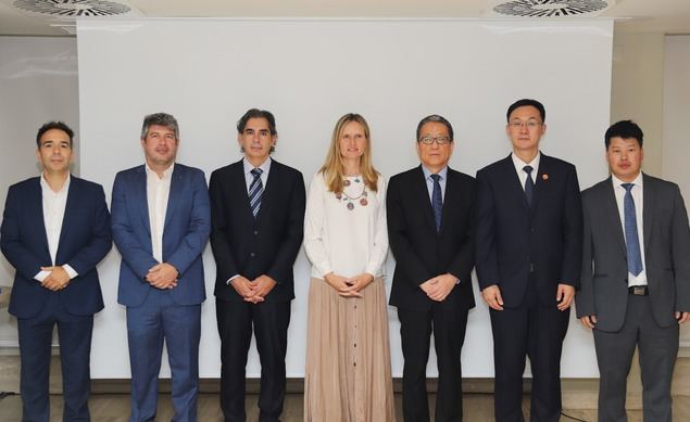 En la fotografía, de izquierda a derecha: Jesús Guerrero de la Fuente, Pedro Vargas Hidalgo, Rafael Galán, Conchita Cornejo, Chang Hexi, Su Bin, Wang Xinte.