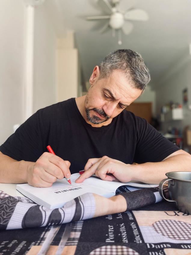 “Las novelas pueden evadirnos de la realidad tan dura que vivimos”