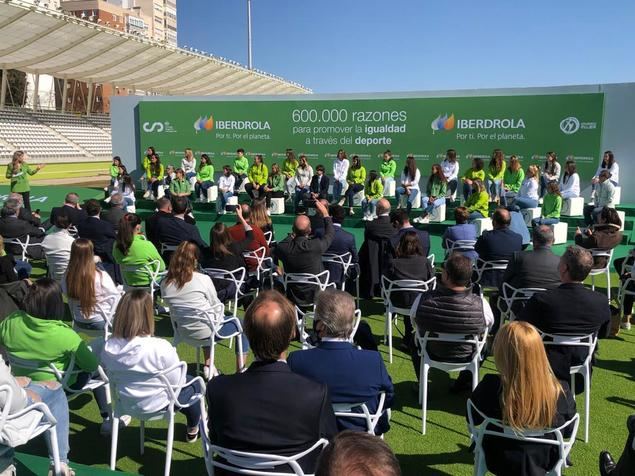 Doce medallas olímpicas en el estadio Vallehermoso apoyan el compromiso de Iberdrola con 600.000 deportistas federadas