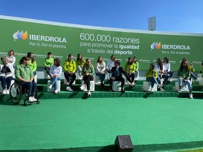 Doce medallas olímpicas en el estadio Vallehermoso apoyan el compromiso de Iberdrola con 600.000 deportistas federadas