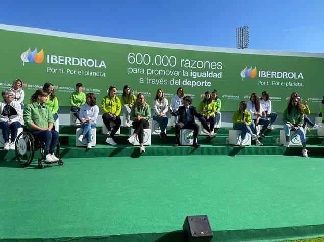 Doce medallas olímpicas en el estadio Vallehermoso apoyan el compromiso de Iberdrola con 600.000 deportistas federadas