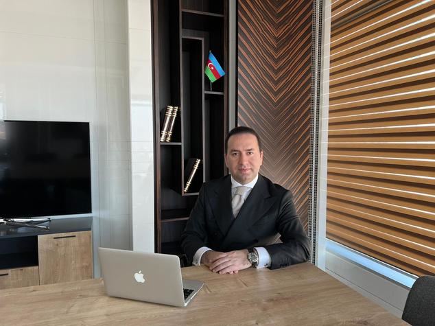 El Dr. Ceyhun Osmanli, ex miembro del Parlamento, investigador y analista de relaciones internacionales y economía política, director de TLM – Centro de Iniciativas y Proyectos en Azerbaiyán.